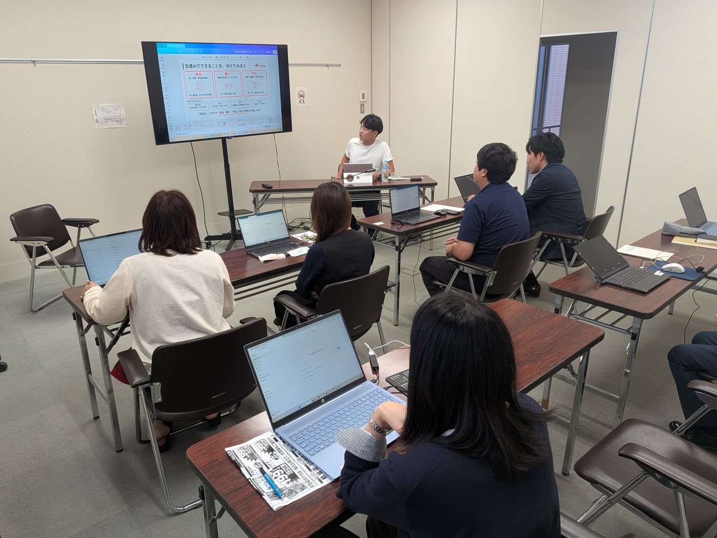 都留市商工会での職員向けAI研修の様子。受講者が各自のパソコンで操作している